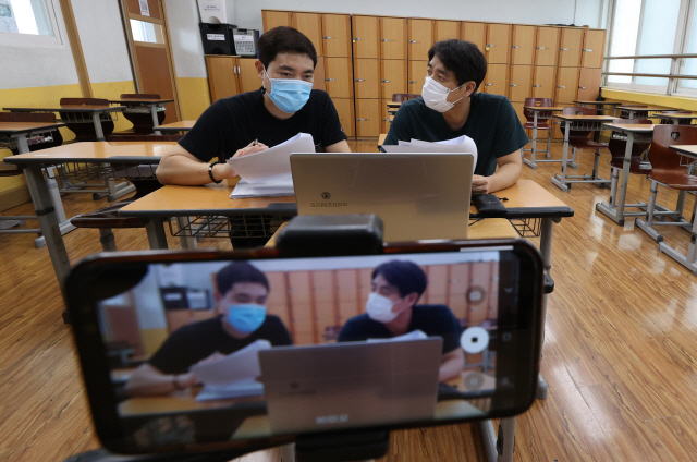 지난달 26일 오후 서울 송파구 보인고등학교에서 1학년 국어선생님들이 협업수업을 위한 녹화를 하고 있다. /연합뉴스