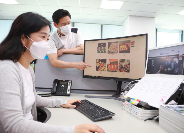 삼성 임직원이 9일 열린 ‘추석맞이 온라인 장터’에 접속해 구입할 상품을 살펴보고 있다./사진제공=삼성