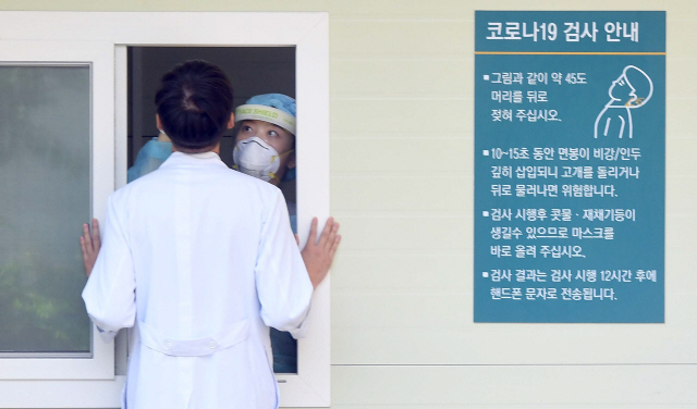 지난 8일 서울 아산병원 선별진료소에서 집단휴진에서 복귀한 전공의 등 의료진들이 업무에 앞서 코로나19 검사를 받고 있다./이호재기자