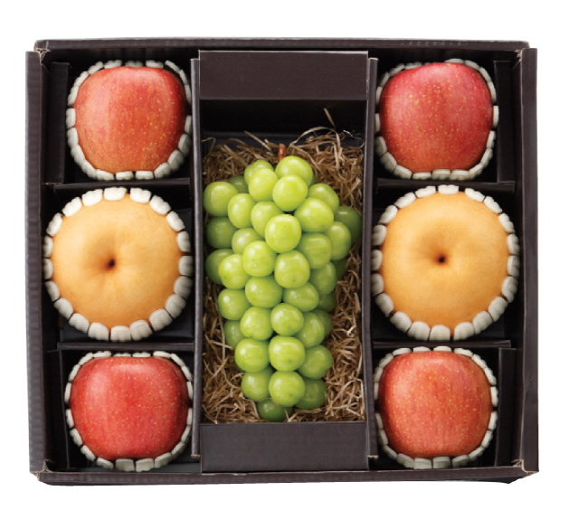 신세계백화점의 ‘순수 사과·배·샤인머스켓 세트’(14만원)/사진제공=신세계백화점