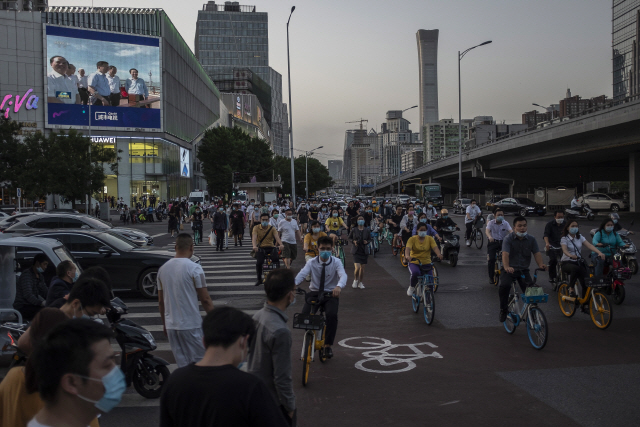 중국 베이징에서 사람들이 자전거를 타고 이동하는 모습. 중국 정부는 지방 정부의 재정 부담을 줄이고 경기 부양을 위해 리츠를 도입할 방침이다. /EPA연합뉴스