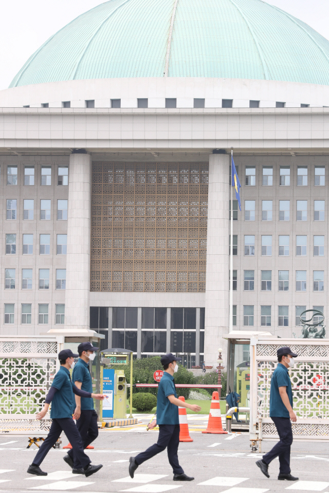 코로나19로 경비가 삼엄해진 서울 영등포구 여의도동 국회 입구 앞을 의무복무 경찰들이 이동하고 있다./권욱기자