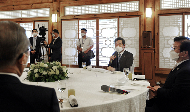 이낙연 더불어민주당 대표가 10일 서울 여의도 국회 사랑재에서 열린 박병석 국회의장 주최 교섭단체 정당대표 오찬 간담회에서 인사말을 하고 있다. /연합뉴스