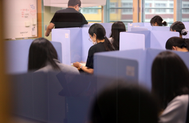 지난 2일 경북 경산시 경산여자고등학교에서 고3 수험생들이 수능 모의고사에 응시하고 있다. /경산=연합뉴스