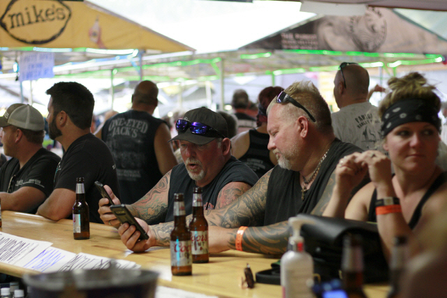 지난달 7일(현지시간) 미국 사우스다코타에서 열린 스터지스 오토바이 축제에 참가한 이들이 한 살롱에 모여 있다. /AP연합뉴스