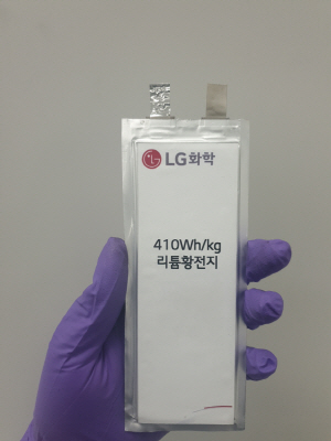 무인기에 탑재된 리튬-황 배터리/사진제공=LG화학