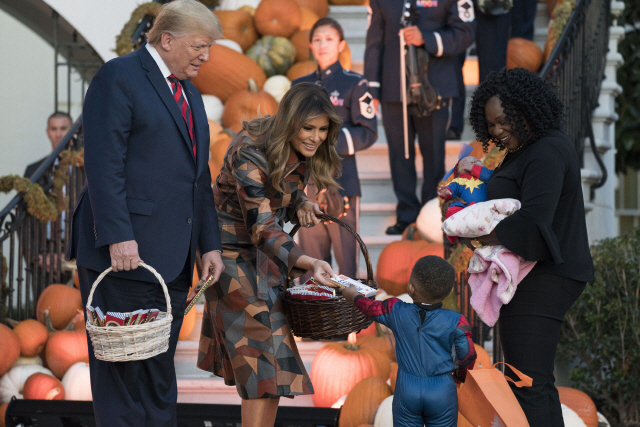 지난해 10월 28일 미국 워싱턴DC 백악관에서 핼러윈 기념행사에 참여한 멜라니아 트럼프 여사가 아이에게 사탕을 나눠주고 있다./UPI연합뉴스