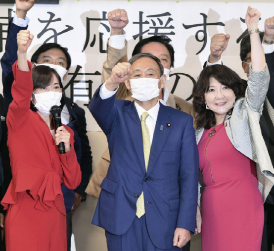 지난 8일 오후 일본 도쿄 나가타초의 자민당 본부에서 스가 요시히데(가운데) 관방장관이 당 총재 경선에서 자신을 응원하는 국회의원들과 함께 파이팅을 외치고 있다. /연합뉴스