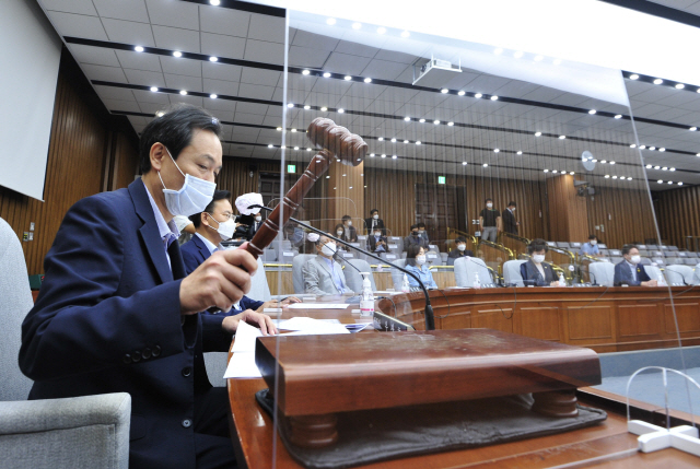 대법관(이흥구) 임명동의에 관한 인사청문특별위원회 우상호 위원장이 3일 오전 서울 여의도 국회에서 열린 인사청문특별위원회 전체회의에서 이흥구 대법관 후보자에 대한 임명동의안 심사경과보고서 채택의 건 가결을 선포하는 의사봉을 두드리고 있다./연합뉴스