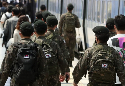 서울역에서 휴가를 가는 군 장병들이 기차로 이동하고 있다.     /연합뉴스