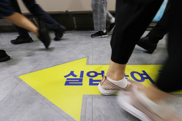실업급여 신청자들이 서울 소재 고용복지플러스센터에서 열린 취업지원 설명회장에 들어서고 있다./연합뉴스