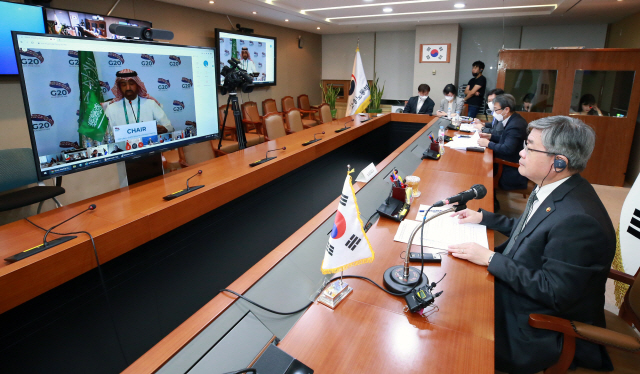 이재갑 고용노동부 장관이 10일 오후 주요 20개국(G20) 고용노동장관과 화상회의를 하고 있다./고용노동부 제공