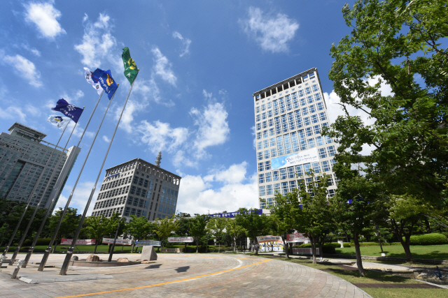 부산시가 ‘제2차 비상재정전략회의’를 열고 재정운용대책과 적정 채무관리방안에 대한 의견을 수렴하고 논의한다. 부산시청 전경./사진제공=부산시