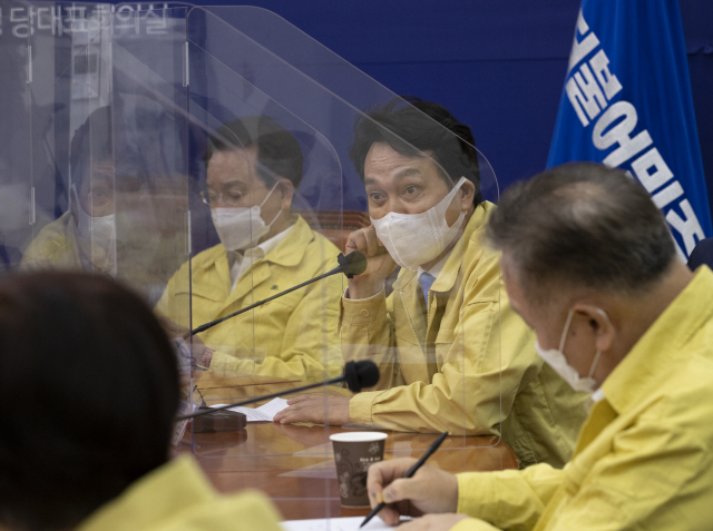 안민석(오른쪽에서 두번째) 더불어민주당 의원. /연합뉴스