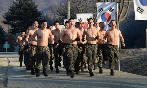 육군 장병들이 체력단련을 위한 구보를 하고 있다.      /사진제공=국방일보