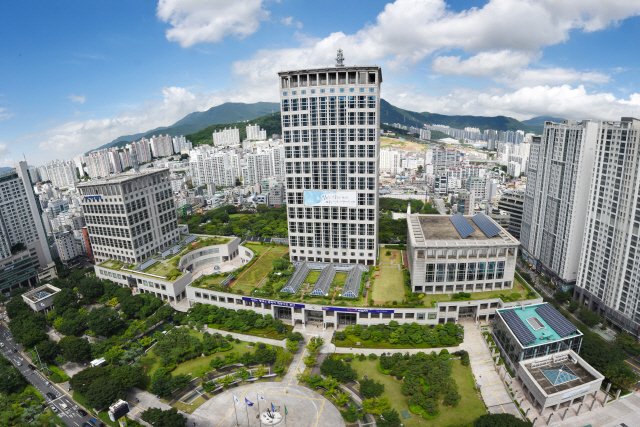 부산시가 코로나19에 대응하려고 자체 평가와 점검을 한시적으로 취소하거나 축소한다. 부산시청 전경./사진제공=부산시