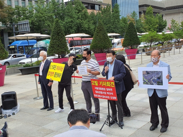 보수 성향 단체가 11일 광화문광장에서 기자회견을 열고 서울지방경찰청장 등을 고발한다고 밝혔다./연합뉴스