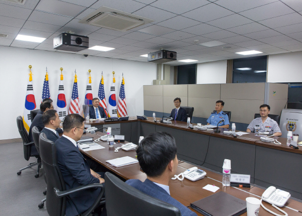 11일 열린 제18차 한미통합국방협의체(KIDD) 회의에서 한국 측 대표단이 회의 내용을 논의 하고 있다.      /사진제공=국방부