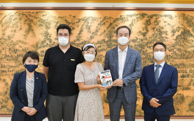 창원대학본부에서 ‘비밀 독서 동아리(BANNED BOOK CLUB)’의 작가인 김현숙 씨가 이호영 총장에게 책을 전달하고 있다.(사진 왼쪽부터 김경영 경남도의원, 라이언 에스트라다 씨, 김현숙 씨, 이호영 총장, 구인근 창원대학교 총동창회장.)  /사진제공=창원대