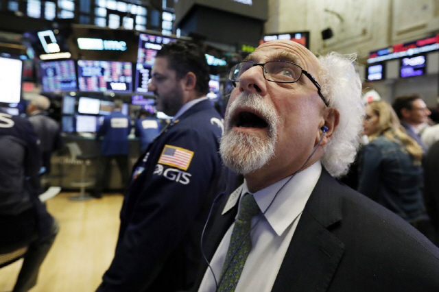 미국 뉴욕증권거래소(NYSE)에서 한 트레이드가 주가 급락에 놀라는 표정을 짓고 있다. /AP연합뉴스