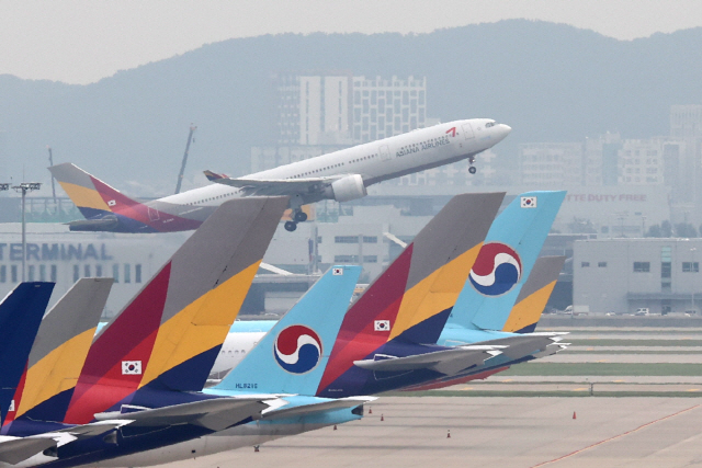 11일 인천국제공항에서 아시아나항공기가 이륙하고 있다./연합뉴스