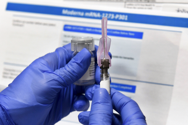 한 의료진이 개발 중인 코로나19 백신을 테스트 하기 위해 주사기를 준비하고 있다. /AP연합뉴스