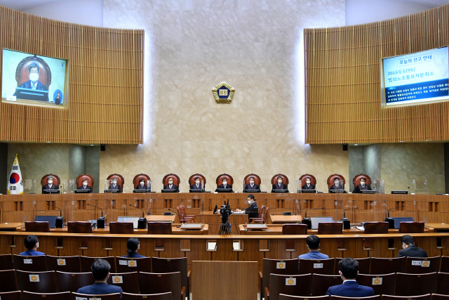 지난 3일 서울 서초구 대법원에서 열린 전원합의체 선고에서 대법관들이 재판을 진행하고 있다./연합뉴스
