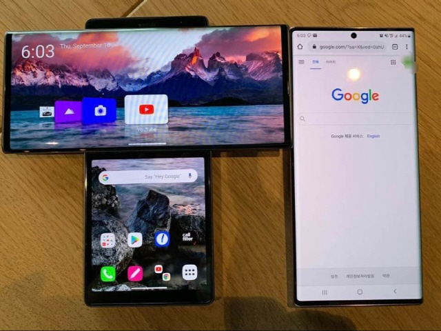 LG전자의 신형 스마트폰 ‘LG 윙’(왼쪽)과 삼성전자의 갤럭시노트20./네이버카페 ‘삼성스마트폰’ 캡처