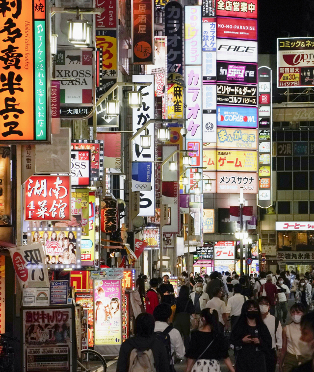 10일 일본 도쿄의 대표적인 유흥가인 신주쿠에서 마스크를 쓴 시민들이 밤문화를 즐기고 있다./연합뉴스