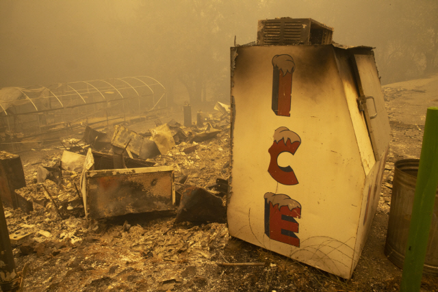 10일(현지시간) 미국 캘리포니아주에서 산불로 ‘얼음’이라고 적힌 철제 시설물이 불에 탄채 놓여있다./EPA연합뉴스