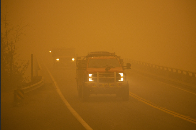 11일(현지시간) 미국 캘리포니아주에서 소방트럭이 화재 진압을 위해 이동하고 있다. /EPA연합뉴스