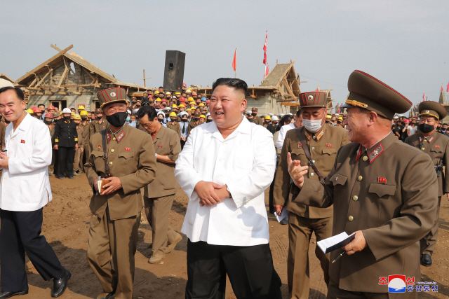 북한 김정은 국무위원장이 황해북도 은파군 대청리 수해현장을 한 달 만에 다시 찾아 복구 상황을 현지지도 했다고 12일 조선중앙통신이 보도했다. /연합뉴스