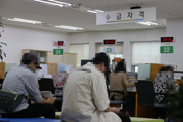 지난 10일 오후 서울 중구 고용복지플러스센터에서 구직자들이 실업급여 상담을 기다리는 모습. /연합뉴스