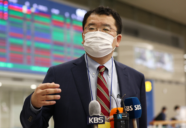 인천국제공항에서 한미 동맹대화에 대해 해명하는 최종건 외교부 1차관. /연합뉴스