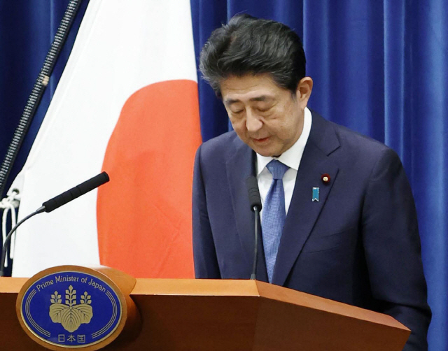 차기 총리 유력 日 스가 '외교는 아베와 상담할 것'