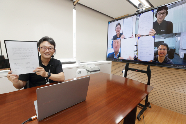 박윤영(왼쪽) KT 기업부문 사장이 13일 비대면 업무 솔루션 ‘KT 디지털웍스’ 서비스 개발을 위한 업무협약을 온라인으로 체결한 후 기념촬영을 하고 있다. /사진제공=KT