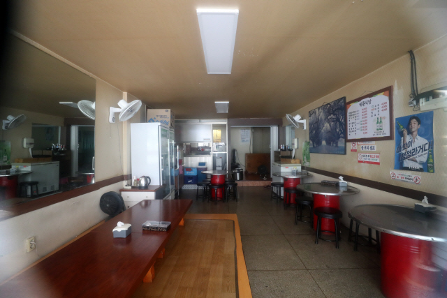 11일 대전시 동구 가양동 한 식당이 문을 닫은 상태로 텅 비어있다. 14일부터 식당과 카페가 정상 운영되면서 자영업자들은 고사 위기에서 급한 불을 껐다는 반응이다./연합뉴스