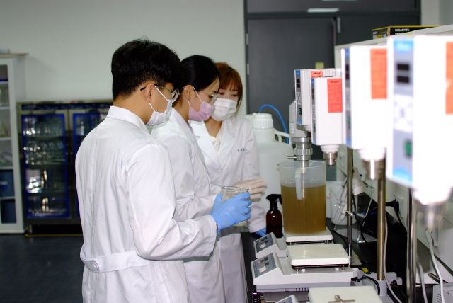 대구광역시 동내동에 자리한 엔도비전의 연구원들이 인간의 지방에서 콜라겐을 추출하는 실험을 하고 있다./사진제공=엔도비전