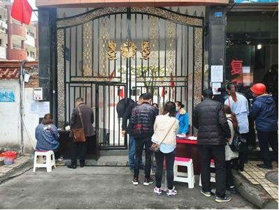 중국 지방에서 이혼서류 접수를 위해 줄을 서고 있는 시민들./청두상보홈페이지 캡쳐