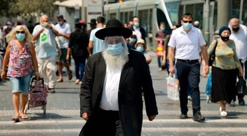 11일(현지시간) 예루살렘의 한 거리에서 마스크를 쓴 이스라엘 시민들이 걷고 있다. /AFP연합뉴스