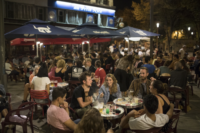 코로나19 확산에도 12일(현지시간) 프랑스 남부 마르세유의 한 술집이 고객으로 붐비고 있다. 이날 프랑스에서는 코로나19 검사 시행 이래 가장 많은 1만561명의 신규 확진자가 나왔다./AP연합뉴스