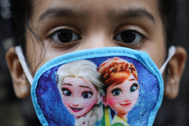 인도의 코로나19 상황이 점점 심각해지는 가운데 델리의 한 소녀가 디즈니 애니메이션 ‘겨울왕국’ 주인공이 그려진 마스크를 쓰고 있다. /로이터연합뉴스