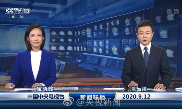 지난 12일 중국중앙(CCTV) ‘신원롄보’의 메인 앵커로 방송하는 몽골족 바오샤오펑(왼쪽)의 모습.   /글로벌타임스 캡처