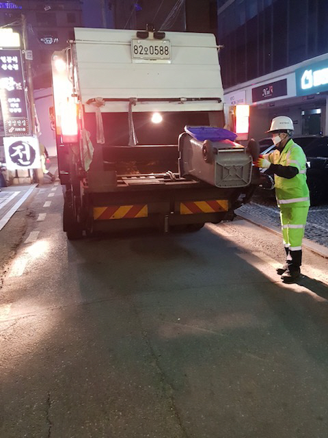 서울 강남구 소속 환경미화원이 관내 음식점 밀집 골목에서 음식물 쓰레기를 수거하고 있다./사진제공=강남구