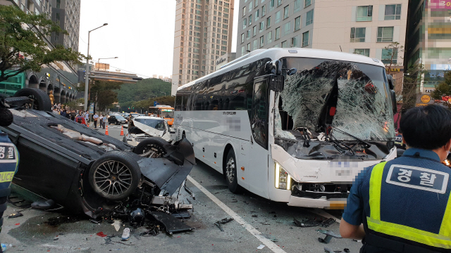 14일 오후 5시 43분께 부산 해운대구 중동역 인근 교차로에서 7중 충돌 사고가 났다./연합뉴스