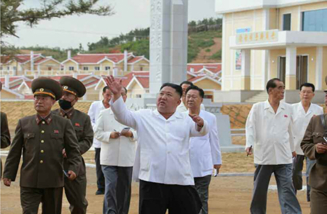 노동당 기관지 노동신문은 15일 김정은 국무위원장이 태풍 피해복구를 마친 황해북도 강북리 현장을 돌아봤다고 보도했다./연합뉴스=노동신문