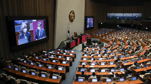 박진 국민의힘 의원이 15일 오후 서울 여의도 국회 본회의에서 열린 외교·통일·안보 분야 대정부질문에서 강경화 외교부 장관에게 질의하고 있다./권욱기자