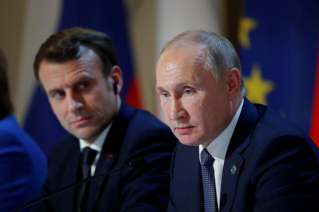에마뉘엘 마크롱(왼쪽) 프랑스 대통령과 블라디미르 푸틴 러시아 대통령./AFP연합뉴스