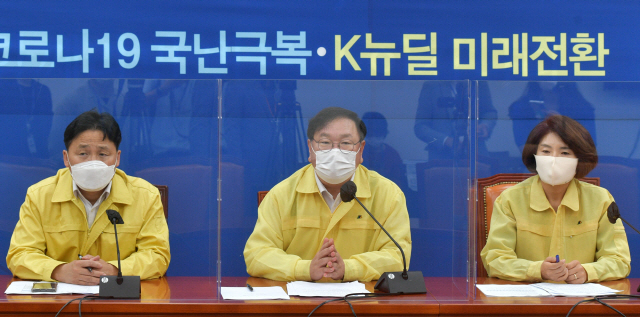 김태년(가운데) 더불어민주당 원내대표가 15일 국회에서 열린 원내대책회의에 참석해 모두발언을 하고 있다./권욱기자