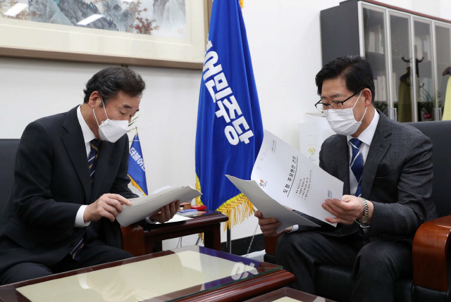 양승조(사진 오른쪽) 충남도지사가 국회에서 이낙연(〃왼쪽) 민주당 대표를 만나 충남 현안사업을 설명하고 지원을 요청했다. 사진제공=충남도